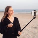 smartphone accessoires voor op reis - selfie stick